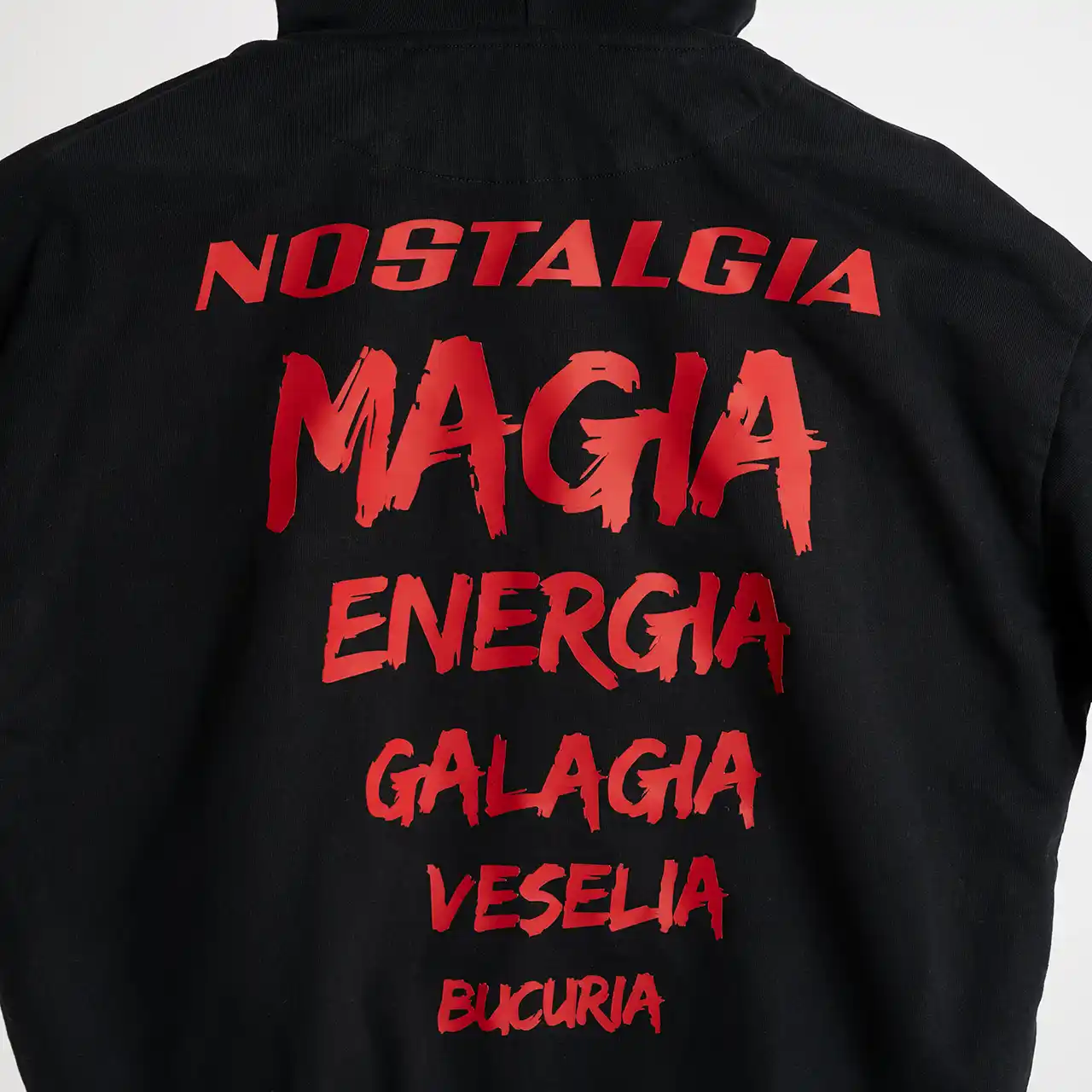 Festivalul NOSTALGIA, conceptul Retro-Disco-Future care a redefinit experiența de eveniment și festival în România, anunță lansarea magazinului online oficial de merchandising: nostalgiastore.love