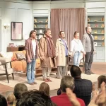 Dragi - și cam scumpi - părinți - O incursiune în lumea teatrului găzduit, pornind de la comedia de mare succes la public „Dragi părinți”