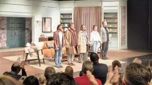 Dragi - și cam scumpi - părinți - O incursiune în lumea teatrului găzduit, pornind de la comedia de mare succes la public „Dragi părinți”