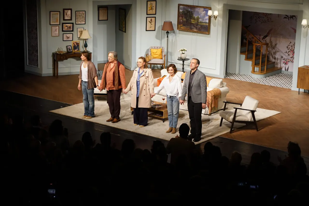 imagine din piesa Dragi părinți -pe scena TNB Dragi - și cam scumpi - părinți - O incursiune în lumea teatrului găzduit, pornind de la comedia de mare succes la public „Dragi părinți”