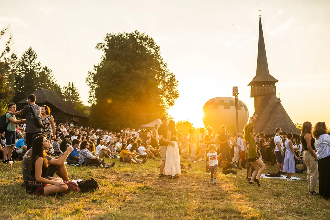 Apus &icirc;n Parcul Etnografic &bdquo;Romulus Vuia&rdquo; &icirc;n timpul festivalului Jazz in the Park, Cluj-Napoca
