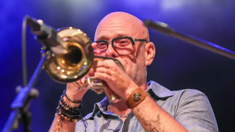 Philip Lassiter cântând la trompetă pe scena Brașov Jazz & Blues Festival 2025, foto Florin Ghioca