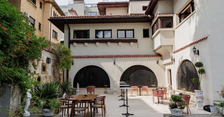 Curtea interioară a Casei Tătărăscu din strada Polonă nr. 19, București — actuala EkoGroup Vila, construită în 1930 în stil mediteranean neoromânesc