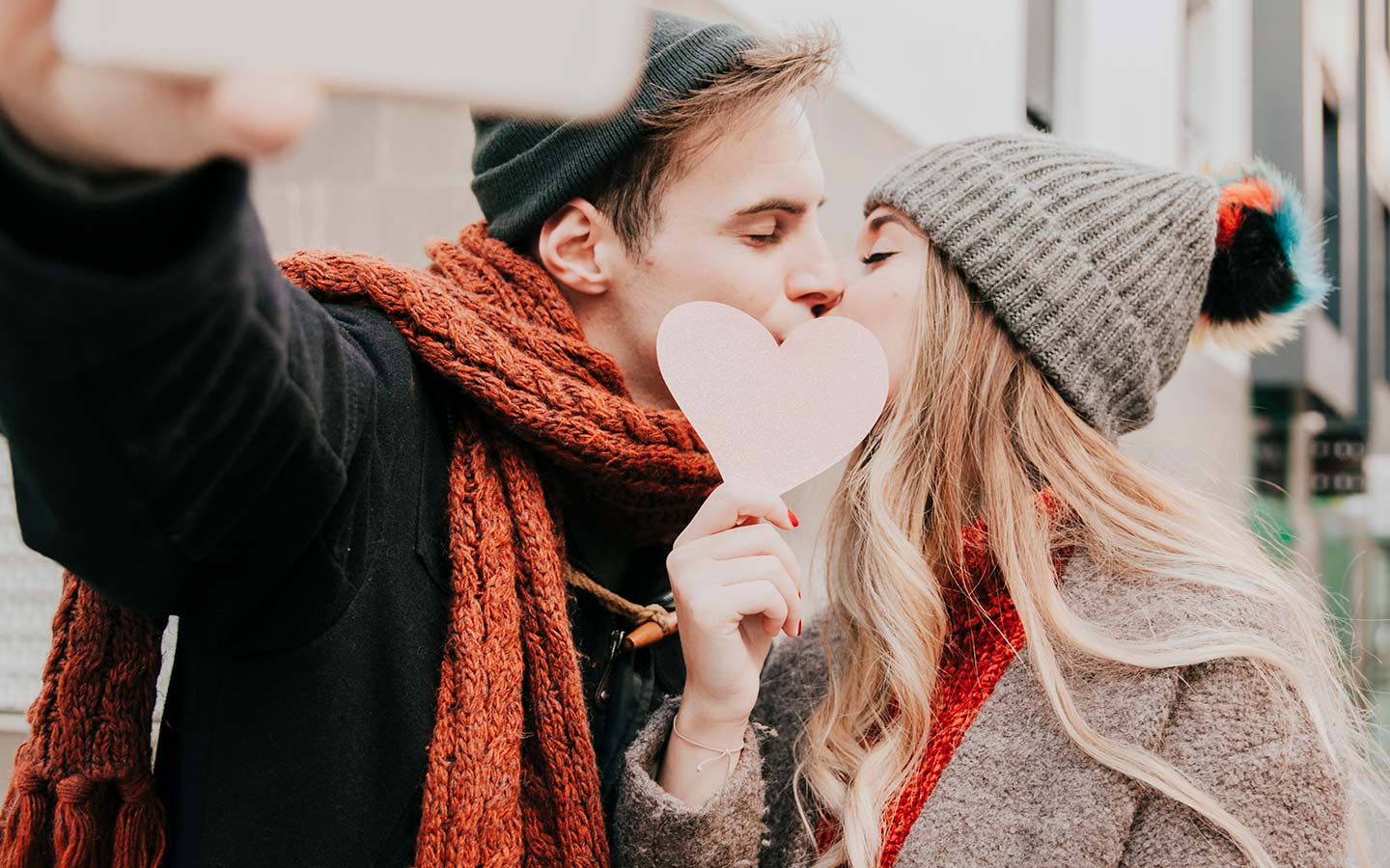 Despre iubire &icirc;n vremea scrollului infinit