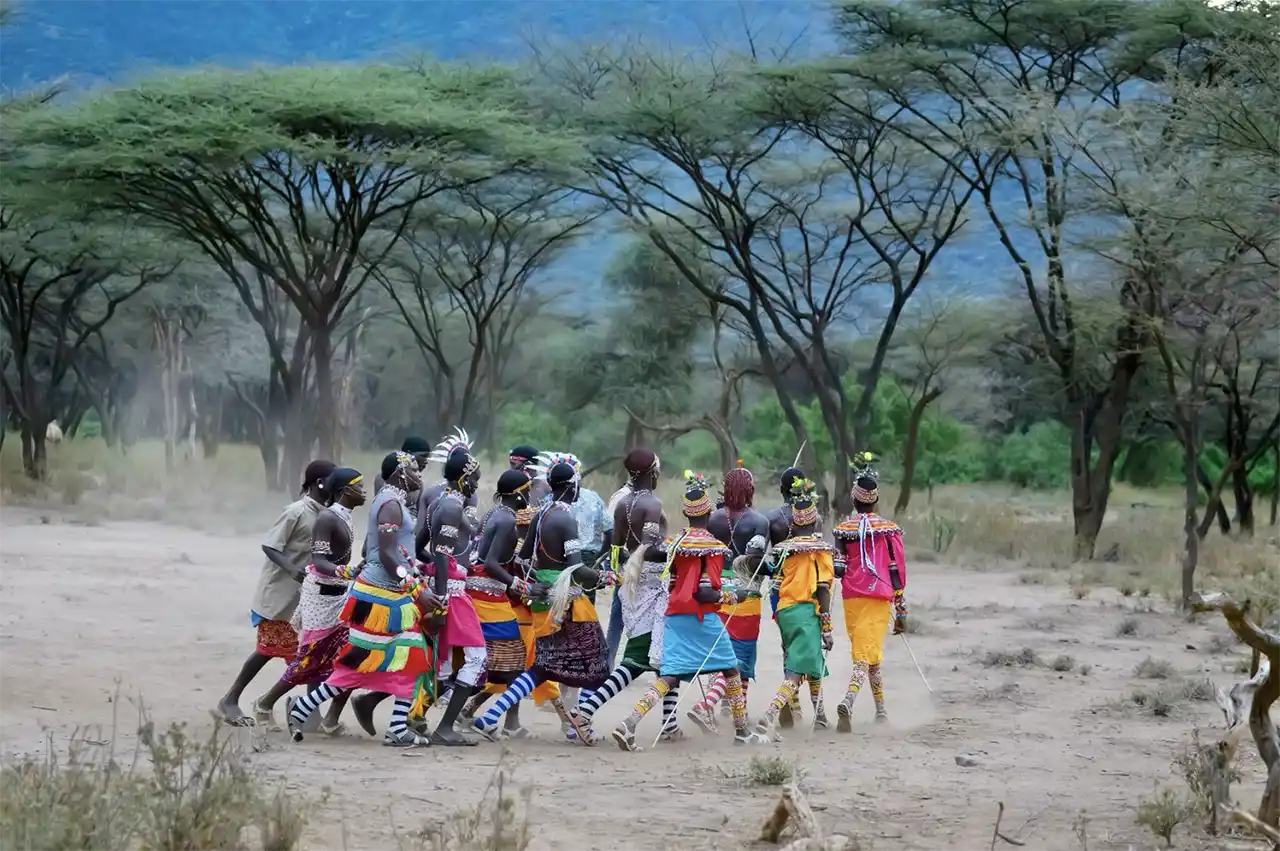Dans tradițional Samburu, cu războinici și fete tinere, Serichioi, Kenya (foto Andrei Mihalca)