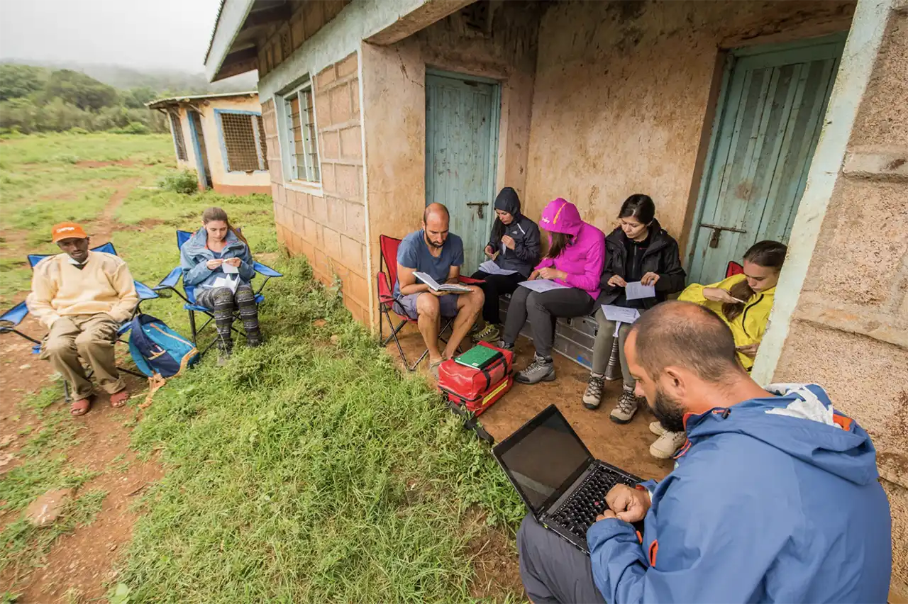 Andrei Mihalca, alături de studenți și colegi, aștept&acirc;nd c&acirc;inii pentru vaccinare antirabică, Gatab, Kenya, 2016 (foto Dragoș B&icirc;rțoiu)