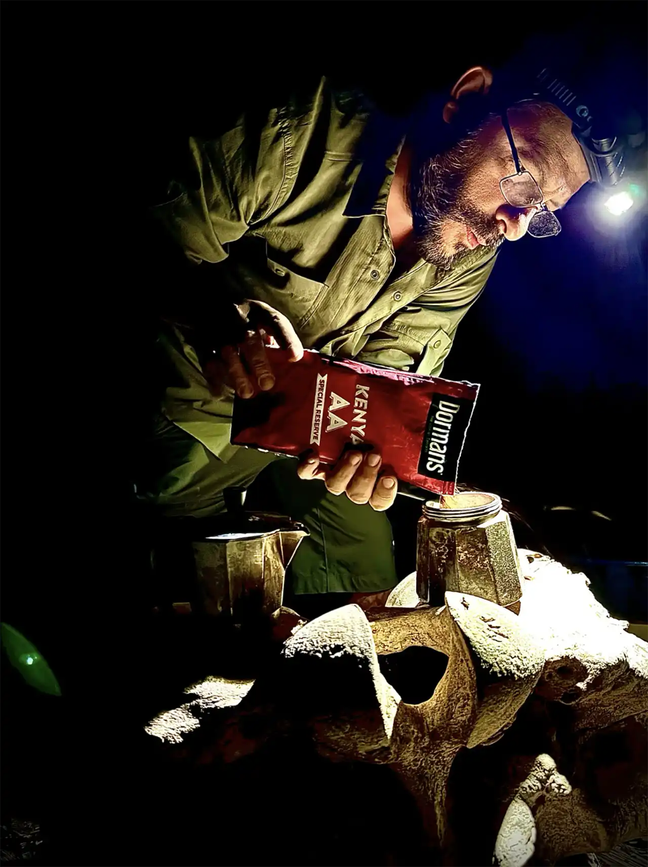 Pregătind cafeaua pe un craniu de elefant, Shaba, Kenya, 2025 (foto David Modr&yacute;)