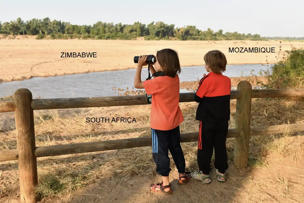 Mihai și David, băieții lui Andrei Mihalca, 7 și 9 ani, &icirc;n 2018, &icirc;n Africa de Sud (foto Andrei Mihalca)