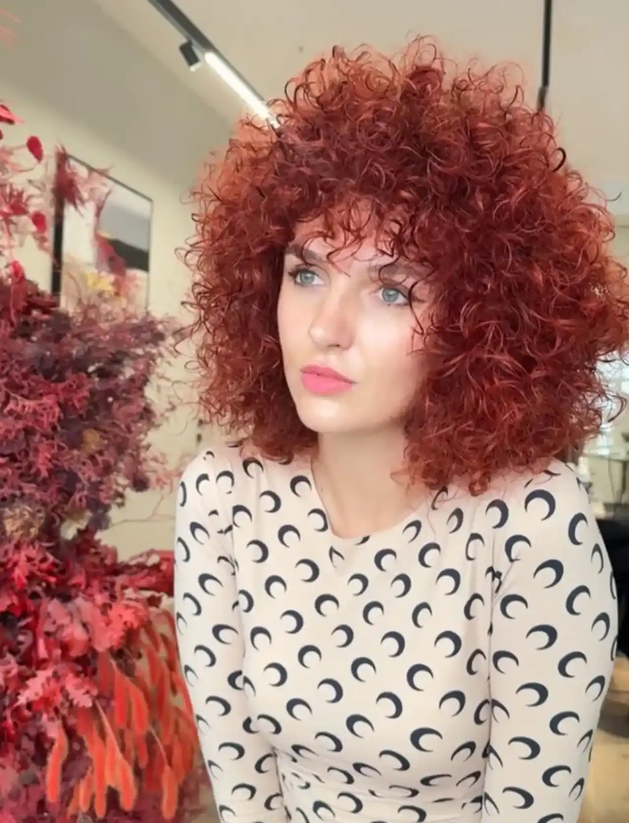 Cum să menții părul roșu vibrant: ghid complet de &icirc;ngrijire acasă