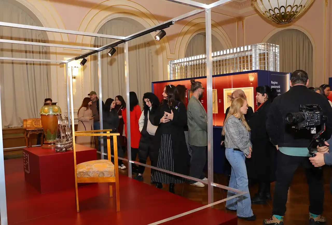Cazinoul din Constanța a deschis două expoziții de excepție &icirc;n parteneriat cu Art Safari: EA. Regina Maria și Marea și Sea Sisters. Povești la malul mării