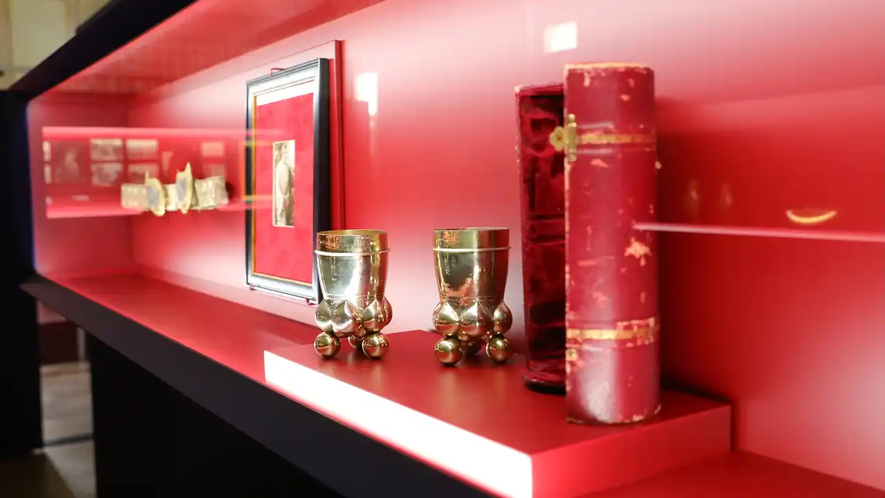 Cazinoul din Constanța a deschis două expoziții de excepție &icirc;n parteneriat cu Art Safari: EA. Regina Maria și Marea și Sea Sisters. Povești la malul mării