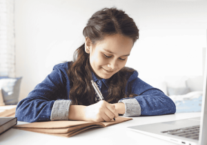 Elevii din România învață cum să scrie un eseu câștigător: workshop online gratuit 