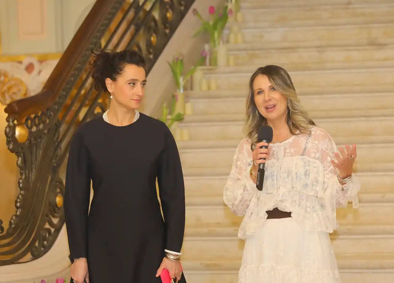 Cazinoul din Constanța a deschis două expoziții de excepție &icirc;n parteneriat cu Art Safari: EA. Regina Maria și Marea și Sea Sisters. Povești la malul mării