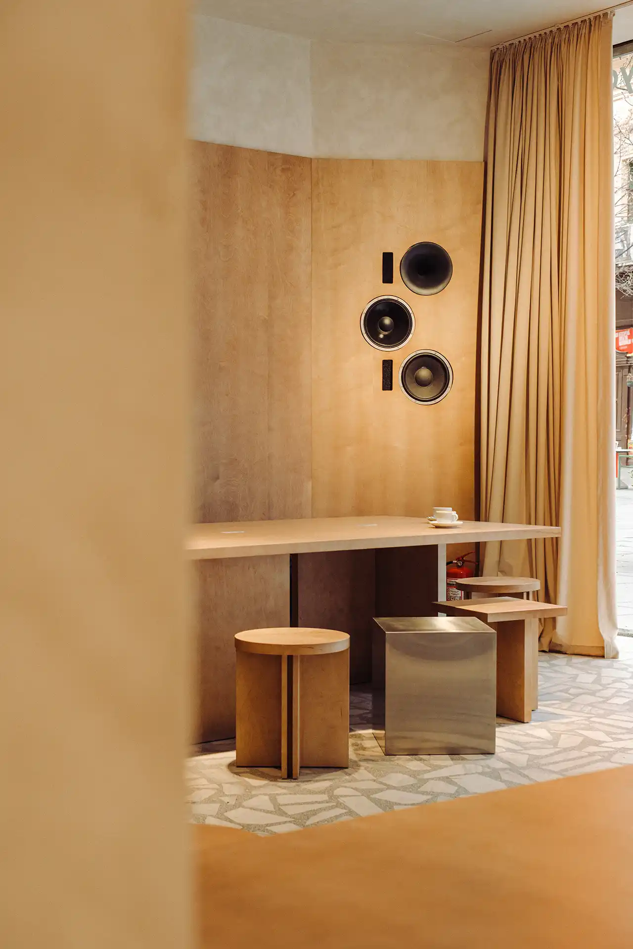 Un nou spațiu în inima Clujului: ukyo X combină minimalismul japonez cu cultura „listening bar”