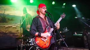 Ionutz aduce rock-ul țărănesc pe scena din The Pub Universității și lansează single-ul „Paserea măiastră”