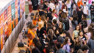 Generația care intră pe piața muncii în era AI: ce nu învață elevii la școală și ce ar trebui să știe despre viitorul carierelor