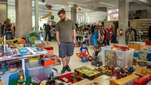 DezNod #4 revine la Nod Makerspace: garage sale, ateliere creative și o comunitate care dă obiectelor o a doua viață.