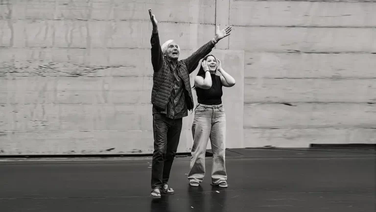 Eugenio Barba încheie microstagiunea BARBA 90 la Teatrul Grivița 53 cu „Fiesta” – Theatre Neighbourhood Welcome Feast, o întâlnire unică între artiști și comunitate
