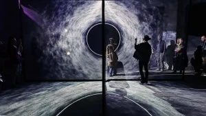 „Event Horizon” – o instalație imersivă despre misterul găurilor negre
