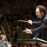 John Axelrod dirijează Simfonia a 9-a de Mahler, cu bagheta primită de la Leonard Bernstein