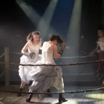 „KNOCKOUT. Dulcea știință de a face vânătăi”, spectacolul despre curajul femeilor într-o lume a bărbaților, revine pe scena Teatrului EXCELSIOR