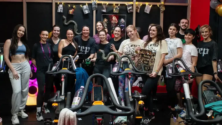Când un concert devine antrenament: The Spinning Era aduce muzica pe bicicletele de spinning