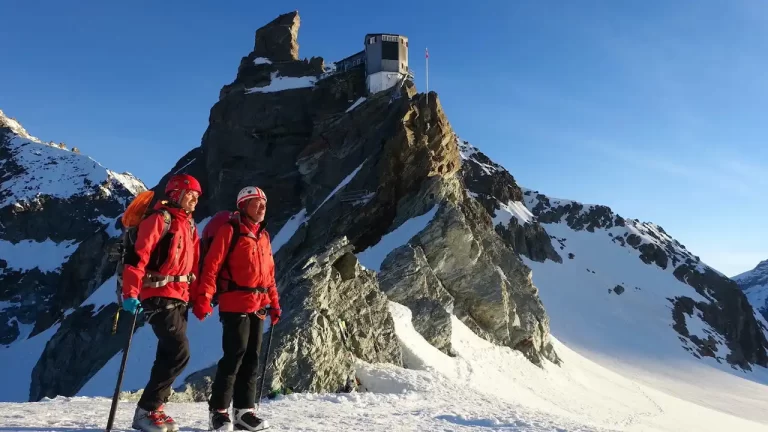 După filme despre natură și biodiversitate, Cosmin Dumitrache explorează latura umană în cel mai recent documentar al său, „Hoinari prin Munți”. Iată trailerul 