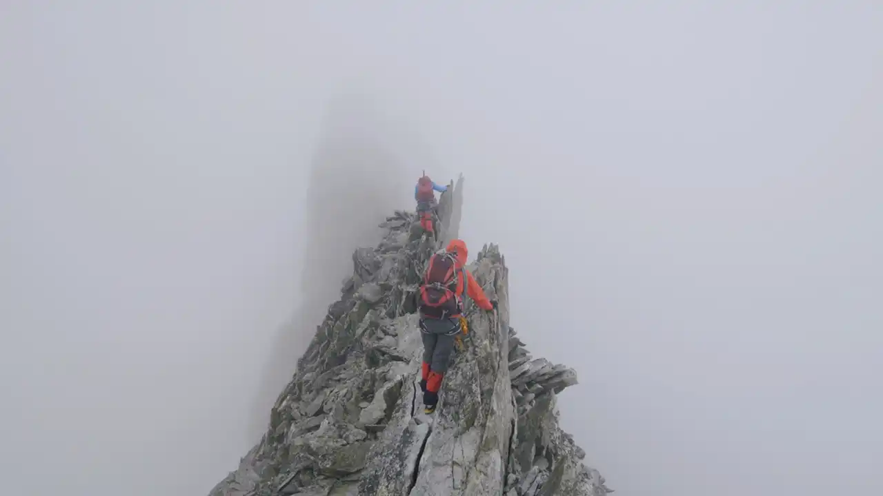 După filme despre natură și biodiversitate, Cosmin Dumitrache explorează latura umană &icirc;n cel mai recent documentar al său, &bdquo;Hoinari prin Munți&rdquo;. Iată trailerul&nbsp;