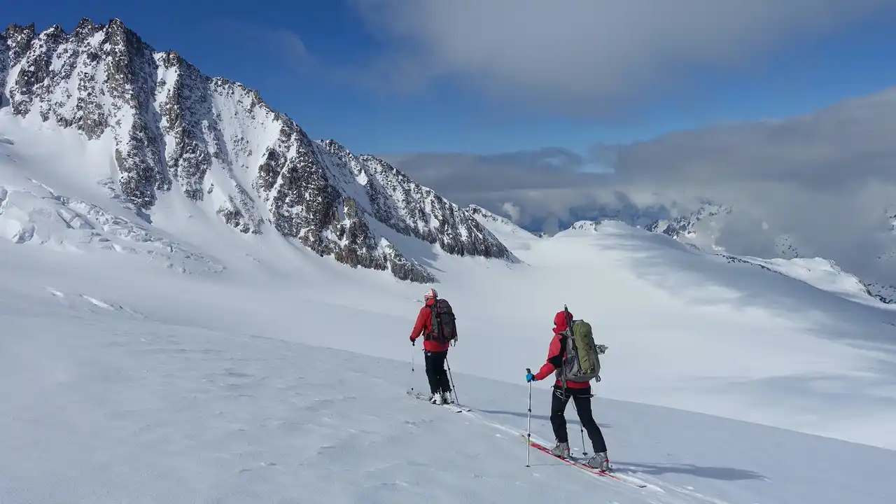 După filme despre natură și biodiversitate, Cosmin Dumitrache explorează latura umană &icirc;n cel mai recent documentar al său, &bdquo;Hoinari prin Munți&rdquo;. Iată trailerul&nbsp;