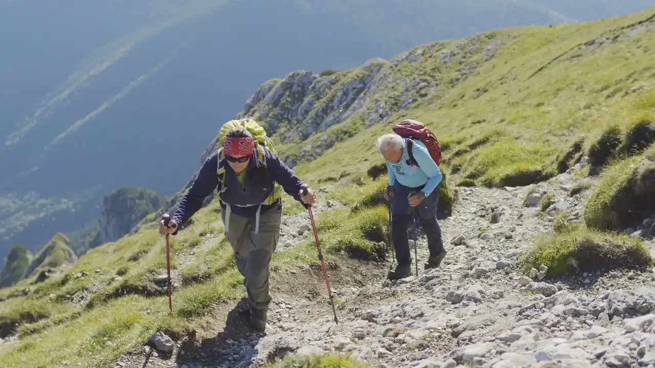 După filme despre natură și biodiversitate, Cosmin Dumitrache explorează latura umană &icirc;n cel mai recent documentar al său, &bdquo;Hoinari prin Munți&rdquo;. Iată trailerul&nbsp;