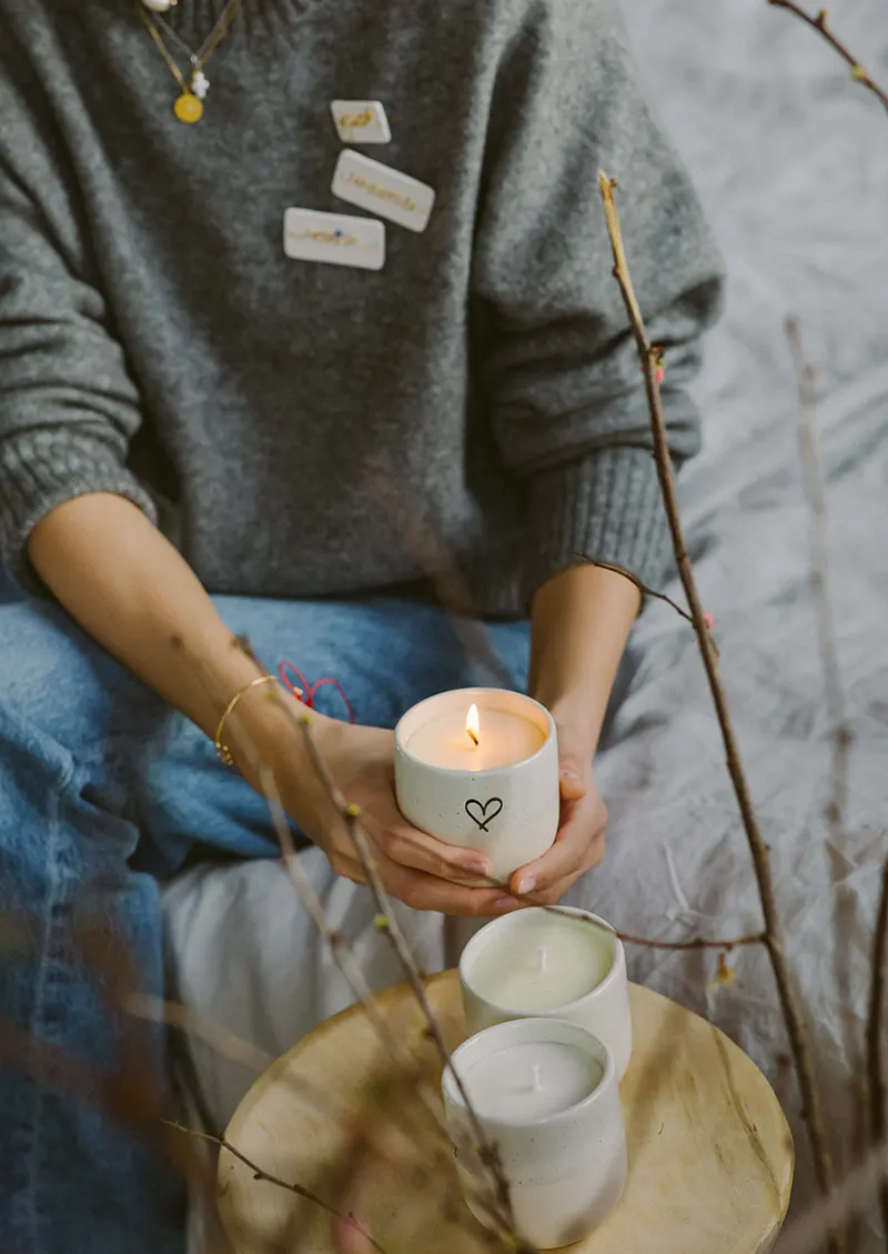 lumânări parfumate din ceară de soia Cup & Candle în cești vintage