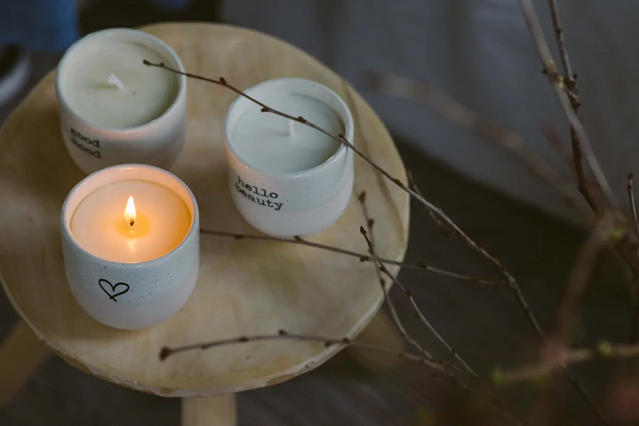 lumânări parfumate din ceară de soia Cup & Candle în cești vintage