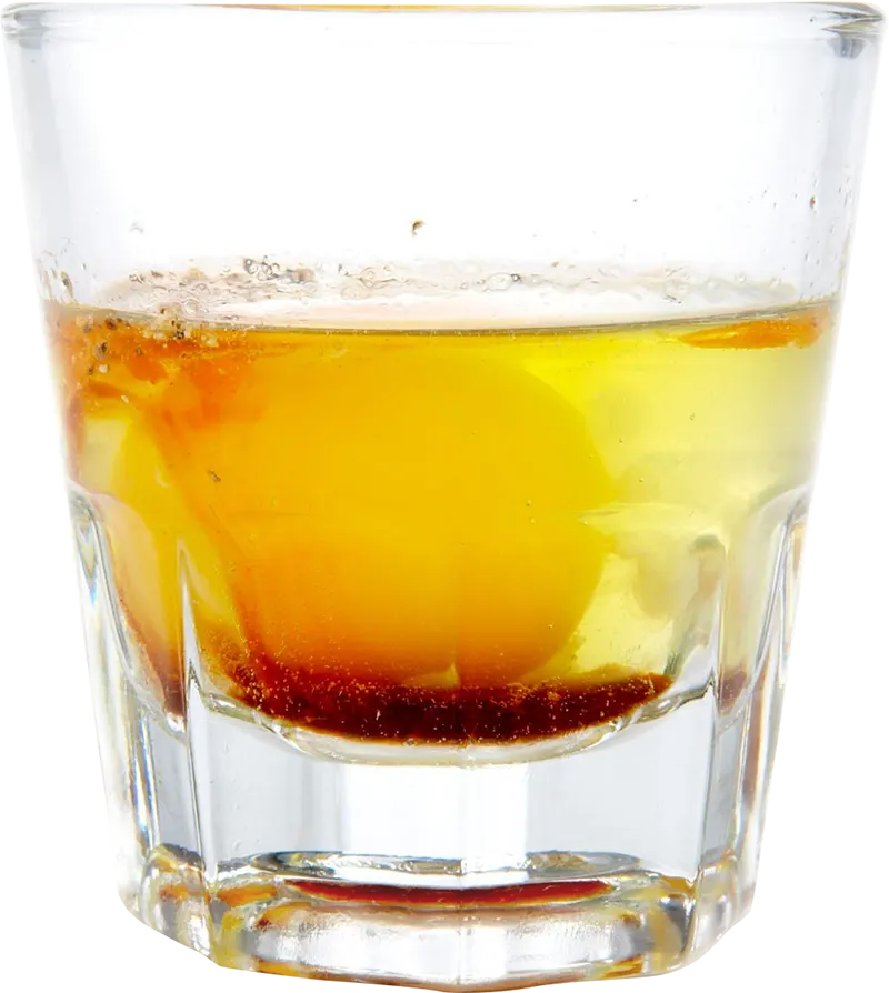 Prairie Oyster cocktail cu gălbenuș crud