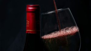 PAHAR DE VIN ROSU detaliu pahar vin lumina ambientala