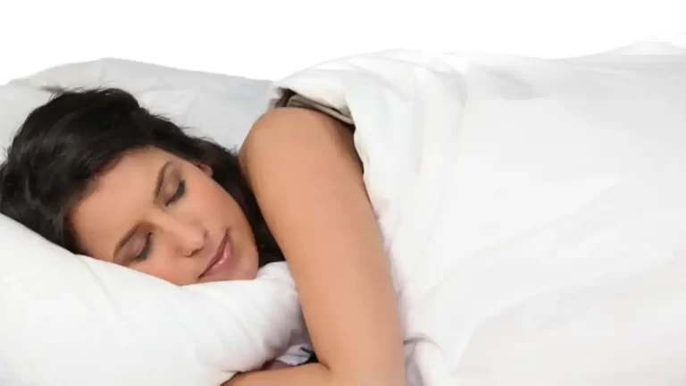 Ce se întâmplă cu pielea când dormim prost — și cum o putem ajuta să își revină?