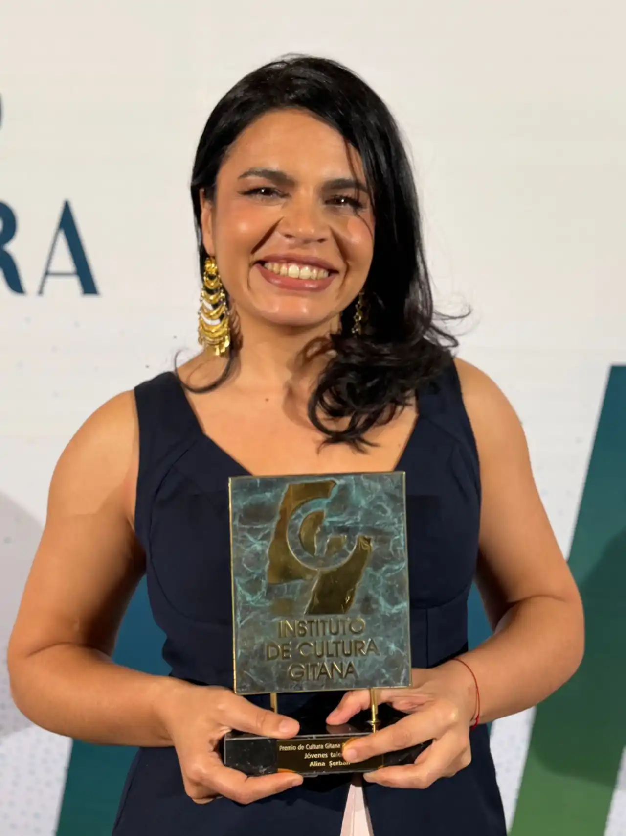 Recunoaștere internațională: actrița Alina Șerban, premiată de Institute of Gypsy Culture din Madrid &icirc;n cadrul Zilei Internaționale a Romilor