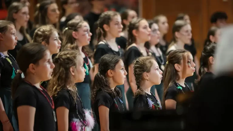 „MARILE TRECERI”: spectacol multimedia prezentat de Corul de Copii Radio