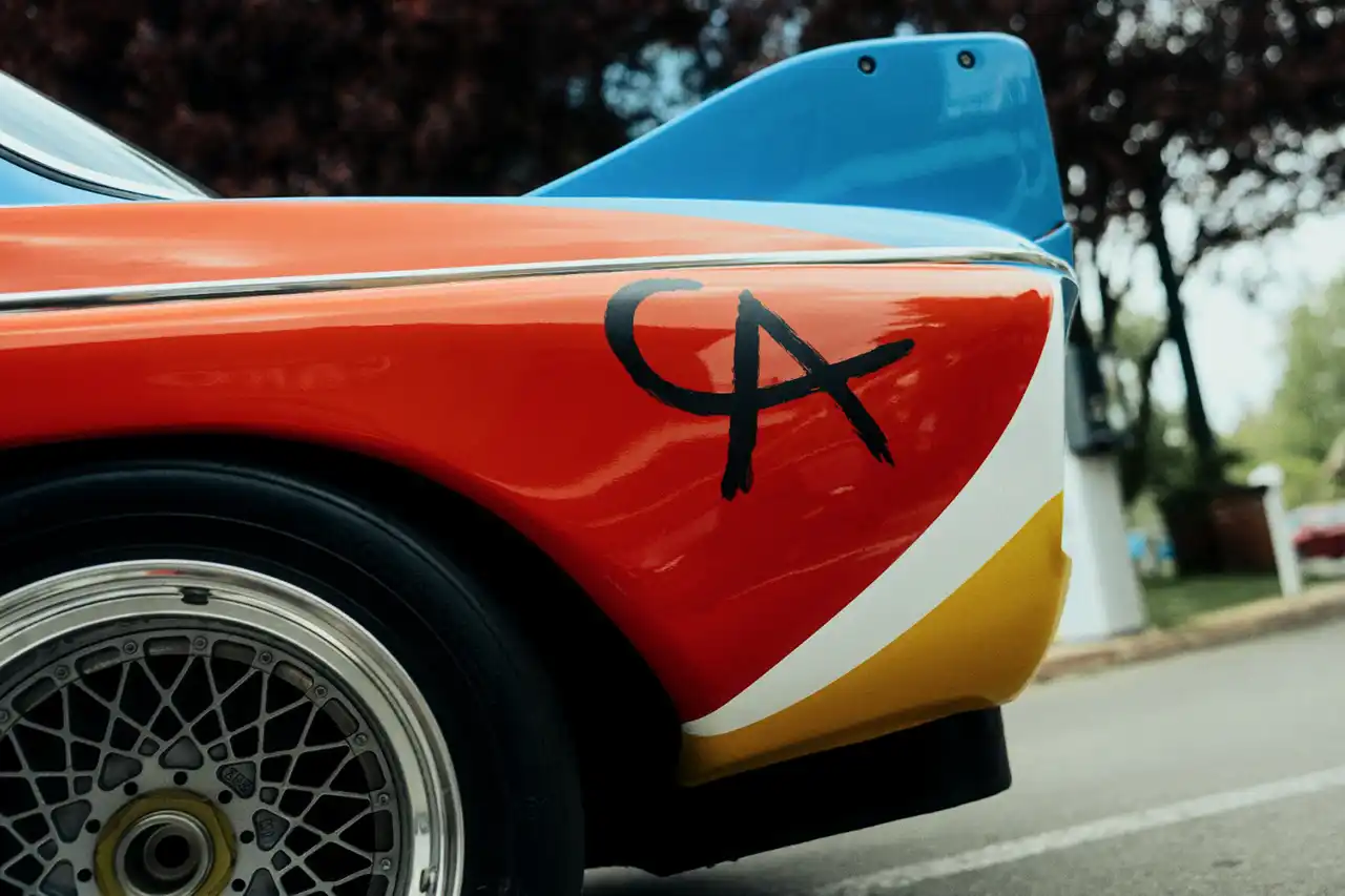 O lucrare de Alexander Calder &bdquo;&icirc;n mișcare&rdquo;: primul BMW Art Car ajunge la București, &icirc;n cadrul RAD Art Fair
