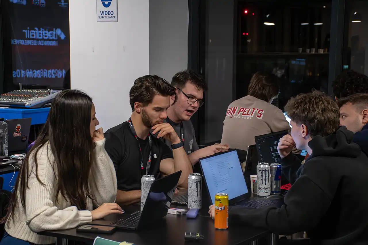 PoliHack v.19: 48 de ore de inovație, tehnologie și competiție la Cluj-Napoca