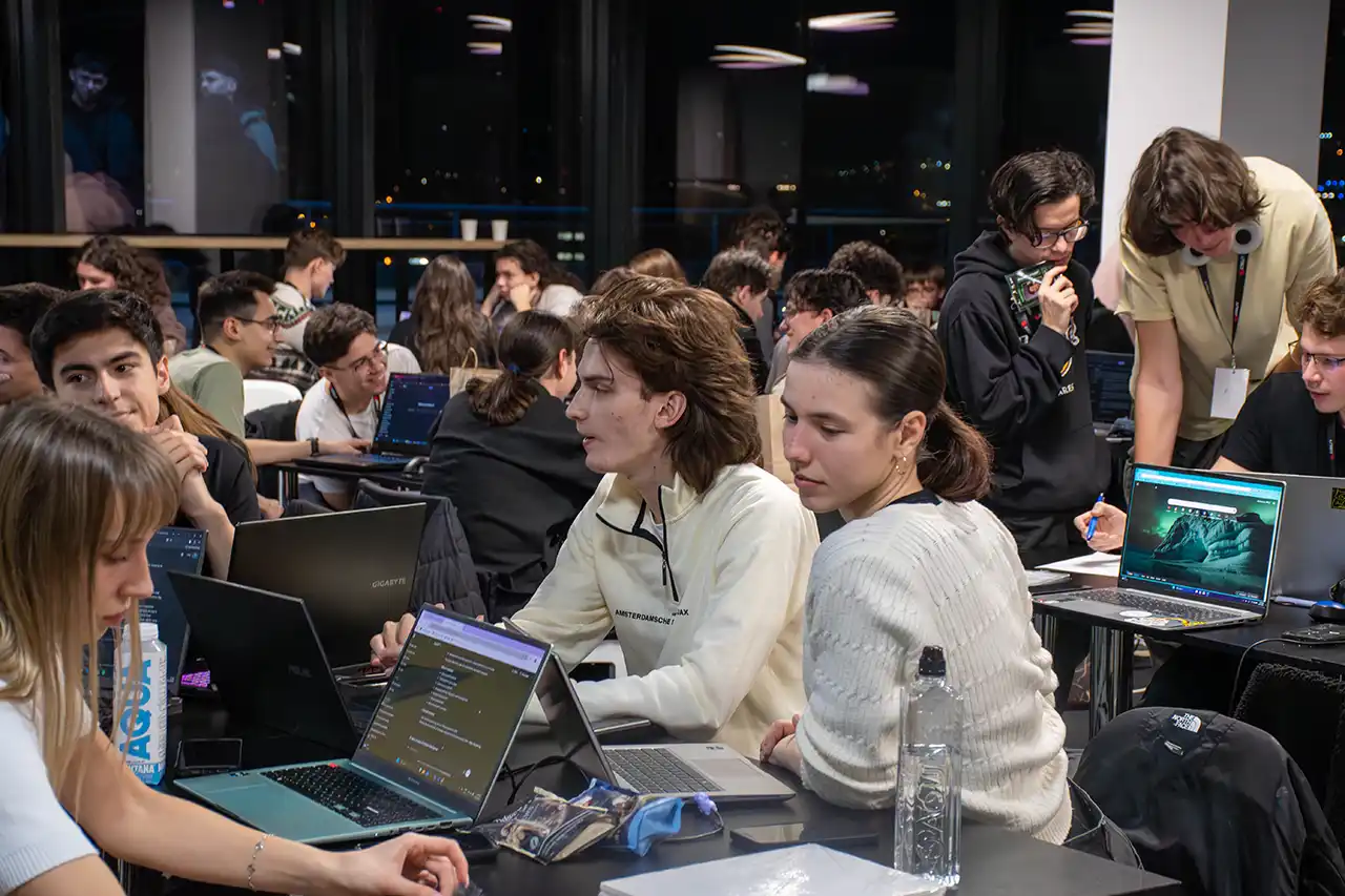 PoliHack v.19: 48 de ore de inovație, tehnologie și competiție la Cluj-Napoca