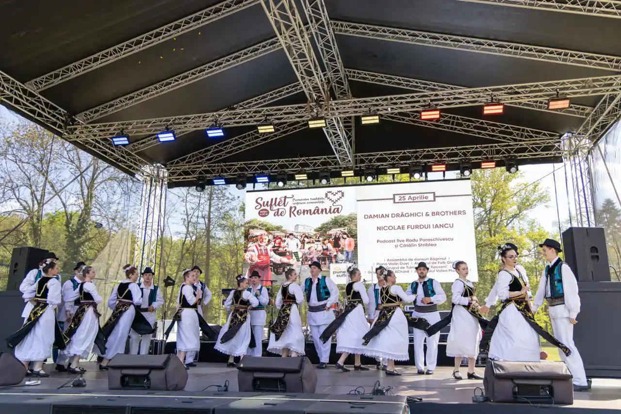 Poza Dansuri populare pe scena festivalului Suflet de Romania