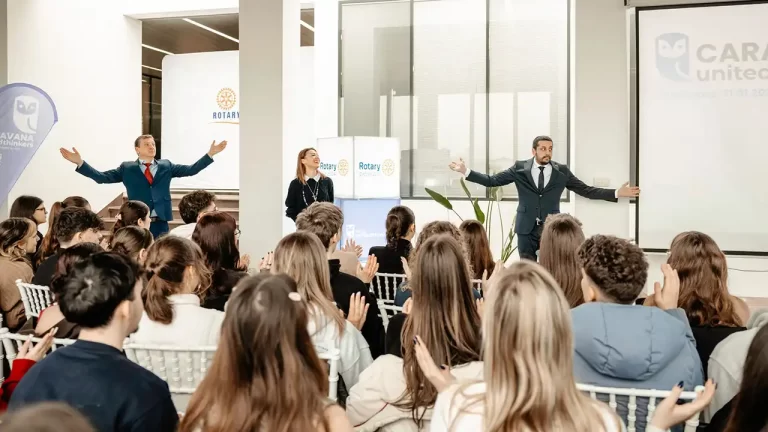 Caravana națională Rotary United Thinkers ajunge la Cluj-Napoca: un eveniment-experiență în care tinerii învață să își susțină ideile și să recunoască manipularea