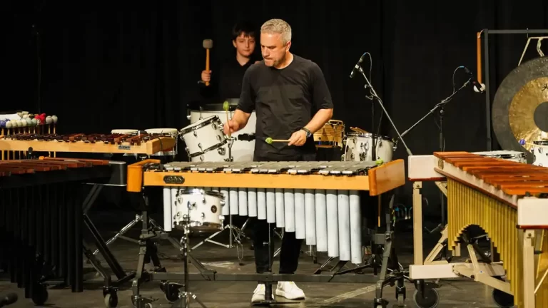 Zoli Tóth și percuționiștii Cantus Mundi în Turneul Ansamblurilor de Percuție