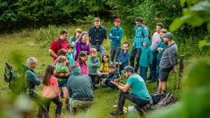 Peste 30 de tururi ghidate, drumeții și experiențe nocturne: ce nu trebuie să ratezi la Făgăraș Fest 2026 Brașov, 17 aprilie 2026. Făgăraș Fest 2026 aduce, între 10 și 12 iulie, la Sebeșu de Sus, cea mai diversă și complexă serie de tururi ghidate de până acum - peste 30 de experiențe în natură care îi scot pe participanți din zona de spectator și îi duc direct în mijlocul Munților Făgăraș. Într-un singur weekend, poți ajunge la cascade, poți observa păsări la răsărit, poți descoperi urmele animalelor sălbatice și poți vedea Munții Făgăraș pe timp de noapte, alături de specialiști. De la primele ore ale dimineții până după lăsarea întunericului, festivalul propune un program care transformă fiecare zi într-o explorare autentică. Participarea se face în grupuri restrânse, alături de ghizi și specialiști, ceea ce face diferența dintre o plimbare și o experiență pe care o ții minte. Programul complet și biletele pentru tururile ghidate sunt disponibile pe https://fagarasfest.ro. Munții Făgăraș, descoperiți pas cu pas Tururile ghidate îi duc pe participanți în mijlocul naturii din Valea Moașei, unde fiecare pas devine o descoperire: de la plante și insecte, până la felul în care toate acestea sunt legate între ele și contribuie la echilibrul naturii. În tururile de faună sau observare a păsărilor, participanții învață să citească semnele naturii: urme, sunete și comportamente care spun povestea vieții sălbatice din Munții Făgăraș. Pentru cei care vor să exploreze mai departe, drumețiile către cascadele de pe Valea Moașei sau traseele spre Cabana Suru oferă combinația perfectă între efort, peisaj și explicații despre zona montană. Programul aduce împreună experiențe pentru toate tipurile de participanți, de la cei care vor să exploreze în ritm relaxat, până la cei care caută aventură: • drumeții către cascadele de pe Valea Moașei și Cabana Suru • tururi despre faună - lilieci, castori, insecte și alte animale sălbatice • explorări dedicate florei, ciupercilor, arborilor și biodiversității • observarea păsărilor și fotografie în natură • experiențe pentru familii — „Exploratorii Munților Făgăraș" • tururi culturale prin satul Sebeșu de Sus • tururi despre viața râului Valea Moașei Fiecare tur oferă o perspectivă diferită asupra naturii și a relației dintre oameni și acest peisaj. După lăsarea serii, natura arată altfel Unele dintre cele mai căutate experiențe de la Făgăraș Fest au loc după lăsarea serii. Tururile nocturne dedicate liliecilor dezvăluie o lume invizibilă ziua, folosind echipamente speciale care transformă ultrasunetele în ceva ce poți auzi și înțelege pe loc. Tururile despre viața din râuri, cele dedicate insectelor sau ciupercilor și experiențele de pescuit la muscă artificială aduc perspective diferite asupra naturii. Participanții descoperă nu doar tehnica, ci și echilibrul delicat al ecosistemelor acvatice și află cum sunt monitorizate animalele sălbatice, prin urme și tehnologii non-invazive, dar și conviețuirea cu animalele sălbatice. Tururile nu sunt simple plimbări, ci ocazii de a înțelege cum funcționează natura, de la relațiile dintre specii până la rolul fiecărui element din ecosistem. Natură, comunitate și experiențe pentru toate vârstele „Exploratorii Munților Făgăraș" transformă explorarea naturii într-o aventură de echipă pentru copii și părinți, cu provocări, jocuri și descoperiri interactive. Drumeția „Darurile naturii" oferă o incursiune ghidată în pădurile din Valea Moașei, unde participanții învață ce înseamnă o drumeție responsabilă: de la echipament și siguranță, până la modul în care ne putem bucura de natură cu un impact cât mai redus. „Colțul Liliecilor" combină știința cu creativitatea. Participanții ascultă ultrasunete, descoperă rolul liliecilor în ecosistem și învață, prin activități creative, cum pot contribui la protejarea lor. Prin tururile ghidate din satul Sebeșu de Sus, participanții descoperă istoria, identitatea și oamenii locului și înțeleg mai bine comunitatea. Explorare pe două roți Pentru cei care vor să acopere mai mult teren, festivalul include ture ghidate cu biciclete electrice pe trasee de 12–16 kilometri în jurul Sebeșului de Sus, în grupuri mici, cu echipament inclus. Varianta freeride oferă libertatea de a explora zona în ritmul tău. Munții Făgăraș nu se văd doar... se ascultă, se miros, se înțeleg. La Făgăraș Fest, tot ce nu se vede se simte. Făgăraș Fest este un festival organizat de Fundația Conservation Carpathia și Primăria Comunei Racovița. Aflat la ediția a VII-a, evenimentul se desfășoară în perioada 10–12 iulie, pe Valea Moașei, la Sebeșu de Sus, într-un cadru natural deosebit, unde participanții pot descoperi natura prin tururi ghidate, drumeții, activități în aer liber și concerte. Făgăraș Fest este realizat cu sprijinul Unicredit Bank, Aenova și Erste Asset Management, în parteneriat cu Consiliul Județean Sibiu. Parteneri media: Radio Guerrilla, Radio România Cultural, Radio Itsy Bitsy, Rock FM Brașov, Magic FM Brașov, Cărturești, Sibiu100, Zile și Nopți, La pas prin Brașov. Despre Fundația Conservation Carpathia Fundația Conservation Carpathia este cel mai mare proiect de conservare a naturii din Europa, care contribuie la refacerea ecosistemelor naturale din Munții Carpați, în beneficiul biodiversității și a comunităților locale. Din 2009, fundația românească a salvat de la exploatare peste 28.000 de hectare de păduri și pășuni alpine în sud estul Carpaților Meridionali, achiziționându-le cu scop de conservare, a plantat peste 4,5 milioane de puieți pe 1.991 de hectare afectate de tăieri, a creat o zonă de 78.000 de hectare pe care nu se desfășoară vânătoare sportivă și de trofee. Fundația contribuie la bunăstarea comunităților din vecinătatea pădurilor protejate prin proiecte sociale, de educație și de dezvoltare de afaceri verzi, iar viziunea pe termen lung este crearea Parcului Național Munții Făgăraș. Activitatea Fundației Conservation Carpathia este recunoscută la nivel național și internațional, recent organizația primind trofeul BAMBI, cel mai important premiu media din Germania, pentru categoria „Planeta Noastră”. Din 1948, BAMBI premiază personalități și organizații care se remarcă prin activitate și au un impact deosebit.