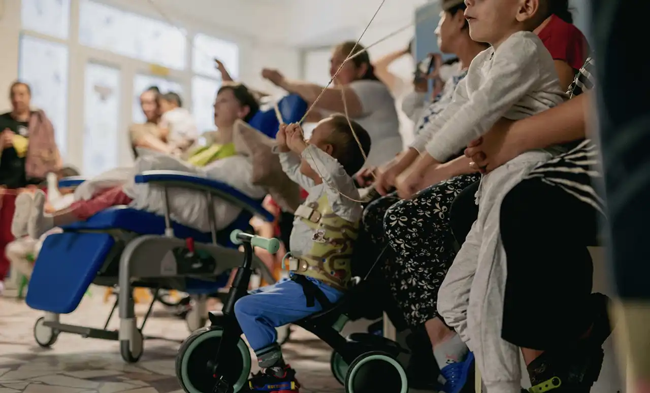11 clovni aduc săptămânal râsete în spitalele de copii din București, inclusiv de Paște.
