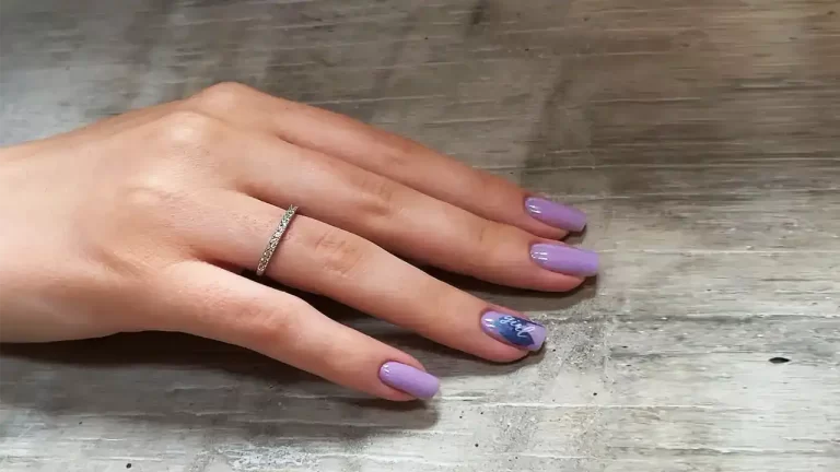 Tendințele de manichiură care definesc sezonul: pasteluri, buline și reflexe holografice