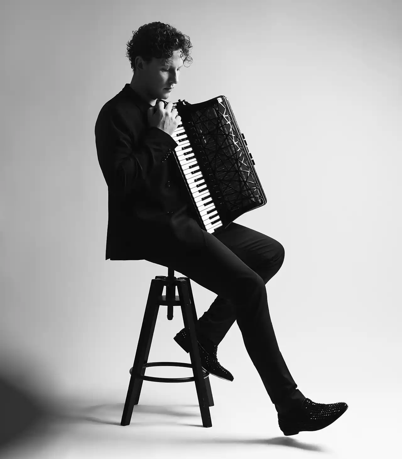 Labirinturi &icirc;n noapte &ndash; o călătorie &icirc;ntre lumi pe scena Ateneului Rom&acirc;n, &icirc;n cadrul Hoinar.Unbroken