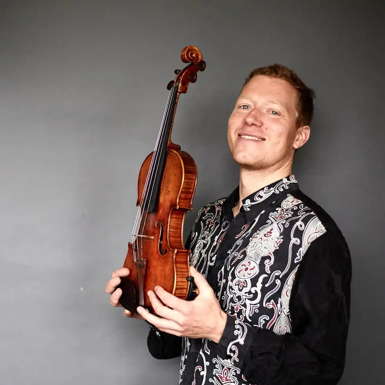 Labirinturi &icirc;n noapte &ndash; o călătorie &icirc;ntre lumi pe scena Ateneului Rom&acirc;n, &icirc;n cadrul Hoinar.Unbroken