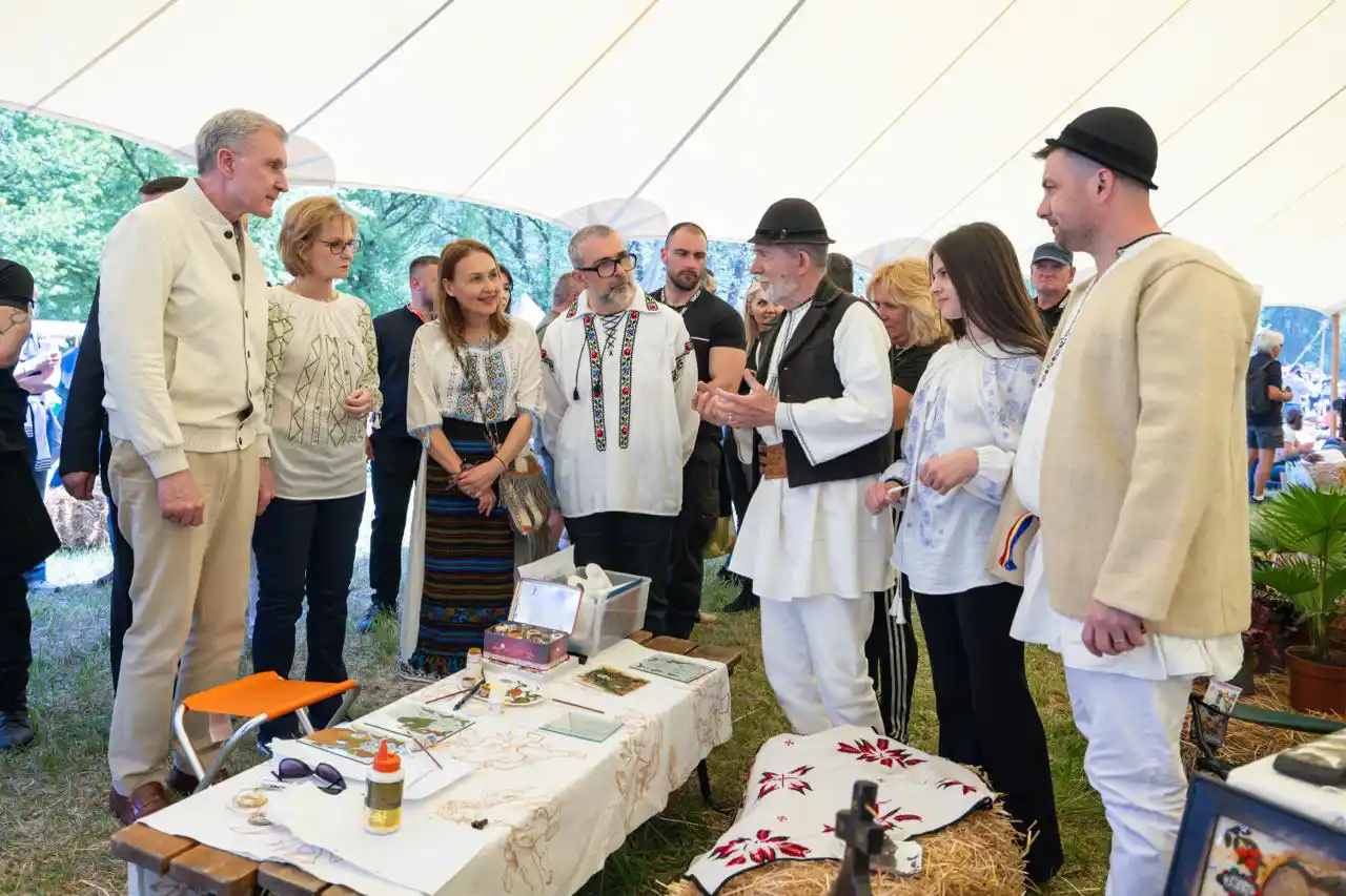 Poză Mesterii populari vizitati in festival de MS Margareta, ASR Radu, Mihai Spulber si Gabriela Sirbu