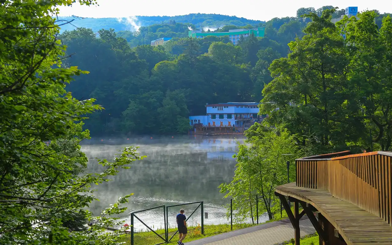 O plimbare pe lângă Lacul Ursu - Ensana Sovata - facilitează un somn relaxant